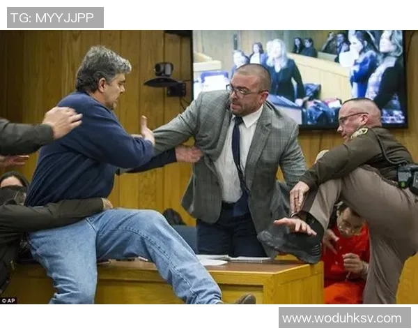 足球明星父亲遭袭击视频曝光引发热议网友纷纷表达愤怒与关心